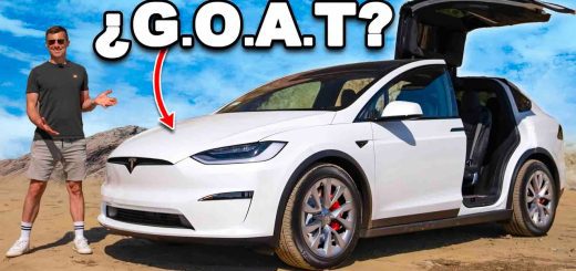 Model X en la Ciudad: Elegancia Urbana y Maniobrabilidad