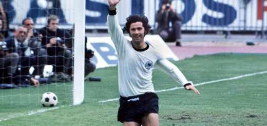 Dieter Müller: El goleador que dejó su huella en el Colonia y el Stuttgart